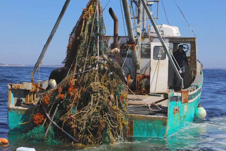 Net100-Net+Positiva ha recogido hasta junio pasado, y seis meses antes del objetivo marcado, 100 toneladas de redes de pesca a lo largo de la costa de Chile
