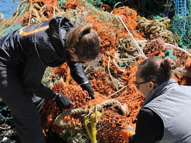 Net100-Net+Positiva ha recogido hasta junio pasado, y seis meses antes del objetivo marcado, 100 toneladas de redes de pesca a lo largo de la costa de Chile