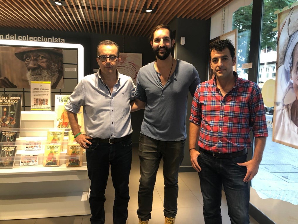 La exposición fotográfica “La vuelta al mundo en 80 sueños”, obra del periodista, fotógrafo y escritor onubense Luis Benítez Delgado