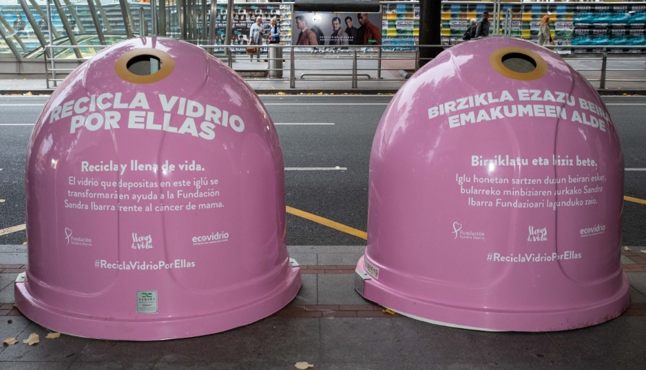 Ecovidrio ha instalado 340 contenedores de color rosa que se han repartido en más de 80 ciudades de todo el territorio nacional, como Madrid, Sevilla, Santander o Palma de Mallorca.