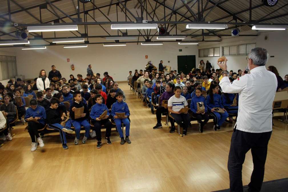 Un momento de la charla de Samuel Perea por el Día Escolar de la no violencia y la paz