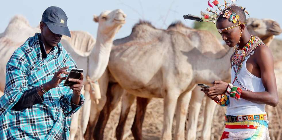 Una aplicación móvil ayuda a los pastores kenianos a vencer la sequía . Foto: ONU/ITU