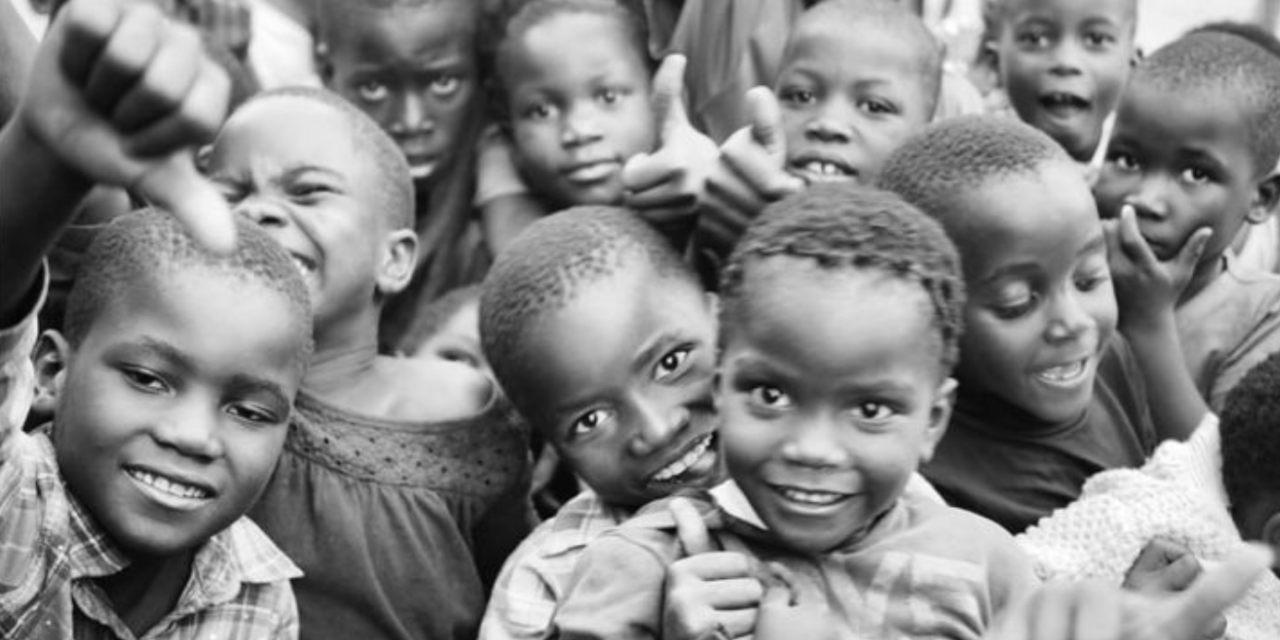 Un grupo de estudiantes españoles lanza un crowdfunding para ofrecer becas de estudio a niños de Malawi