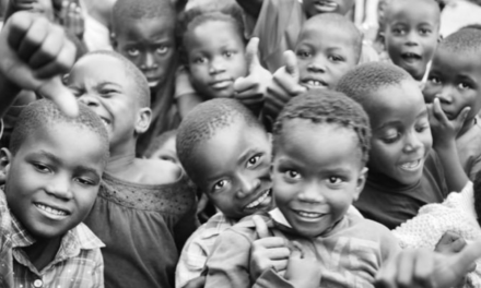 Un grupo de estudiantes españoles lanza un crowdfunding para ofrecer becas de estudio a niños de Malawi