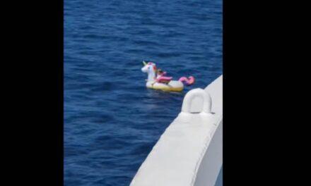 Rescatan a una niña de 4 años a la deriva sobre su flotador de unicornio