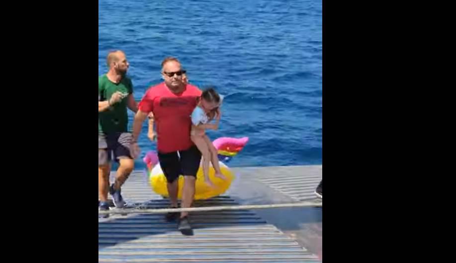 La misma tripulación acercó a la niña al puerto de Antirrio, donde pudo reunirse con sus padres