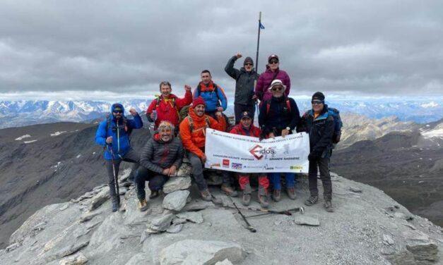 Tres montañeros ciegos coronan los Alpes franceses