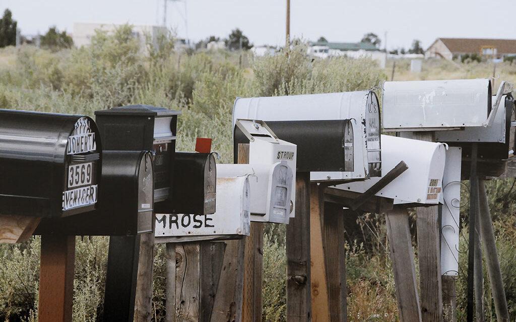 Rinden homenaje a un cartero en Almería por su solidaridad durante la pandemia