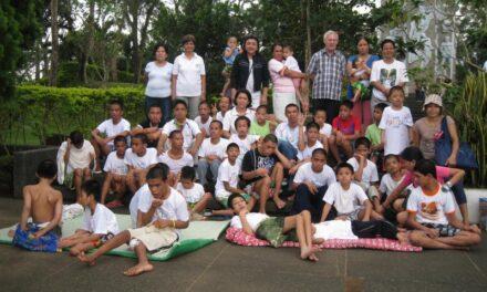 El misionero Julio Cuesta salva a niños con discapacidad del gran basurero de Manila