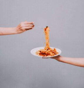 Pasta vegetariana de verduras con albóndigas de calabacín