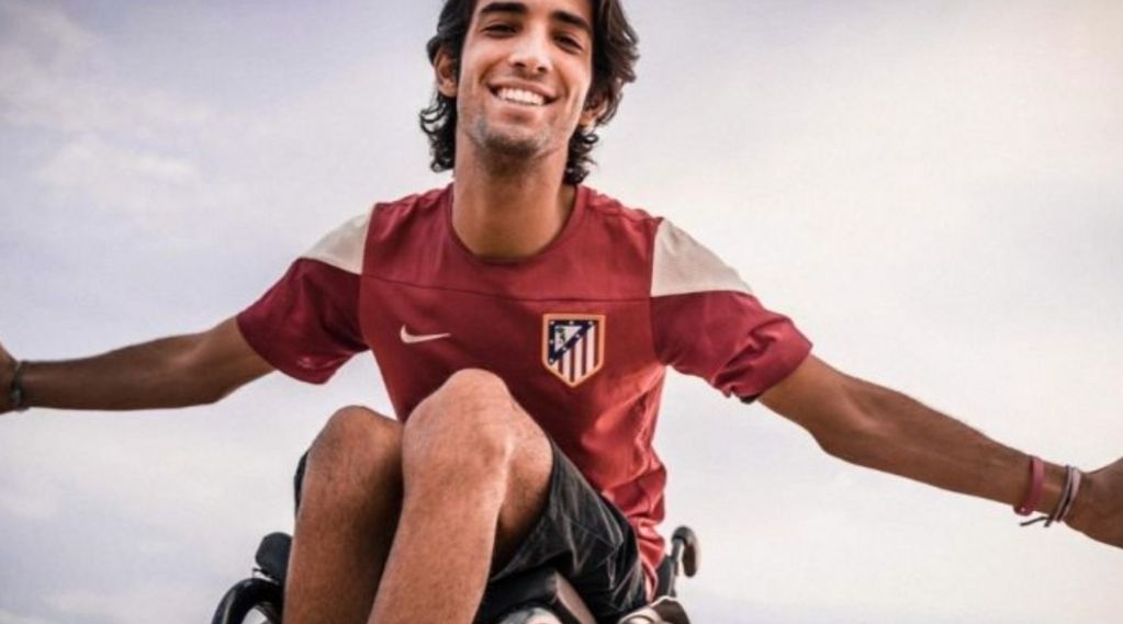Un joven madrileño lanza un crowdfunding para adquirir una nueva silla de ruedas que le permita hacer su profesión de reportero 