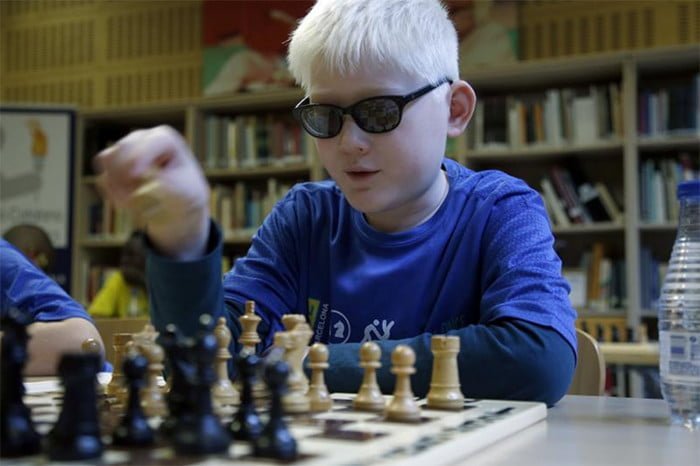 Jóvenes ajedrecistas ciegos perfeccionan sus técnicas en Benidorm