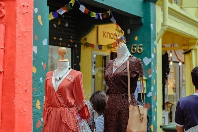 Los comercios del Centro de Málaga llenan de flores sus fachadas para recibir la primavera