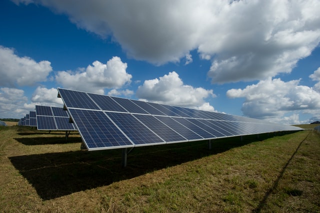 La UCO participa en un estudio para mejorar la eficiencia de los paneles solares