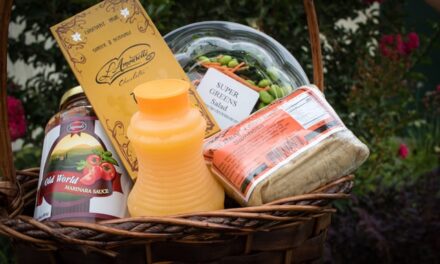 Cenas por cestas: así están apostando las empresas por la solidaridad esta Navidad