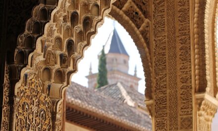 Escolares con discapacidad visual recorren Granada en un itinerario didáctico adaptado