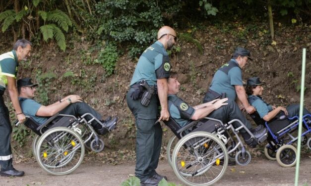 Guardias civiles aprenden a atender a peregrinos con discapacidad en el Camino de Santiago