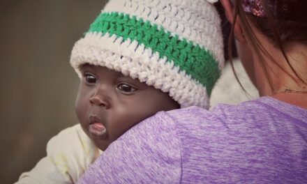 Una enfermera española ‘inventa’ un soporte respiratorio con botellas de agua para salvar prematuros en Kenia