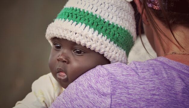 Una enfermera española ‘inventa’ un soporte respiratorio con botellas de agua para salvar prematuros en Kenia