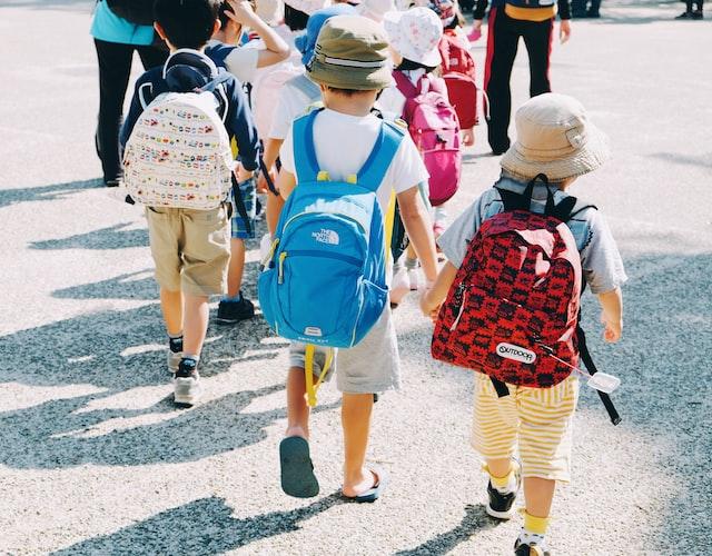 Los pediatras aseguran que caminar al colegio aumenta la autoestima y el rendimiento escolar