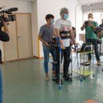 Desarrollan una interfaz cerebral para controlar un exoesqueleto que ayuda a caminar a pacientes con lesión medular incompleta