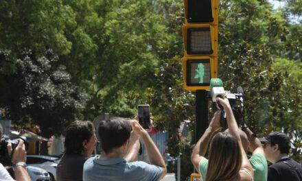 Un semáforo muy ‘Pecador de la Pradera’ que entretiene a los peatones de Málaga