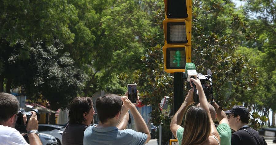 Un semáforo muy ‘Pecador de la Pradera’ que entretiene a los peatones de Málaga