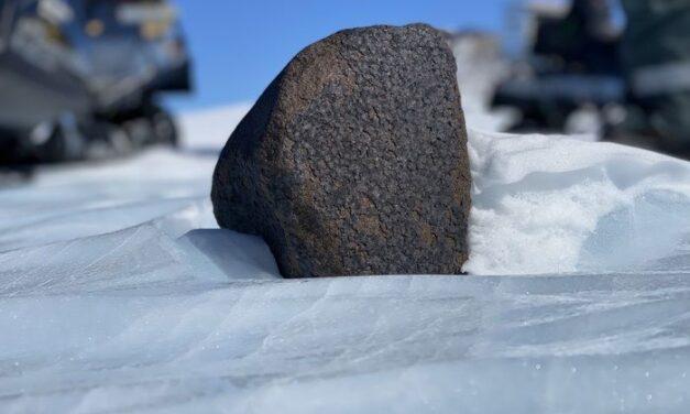Hallan uno de los 100 meteoritos más grandes jamás encontrados en la Antártida