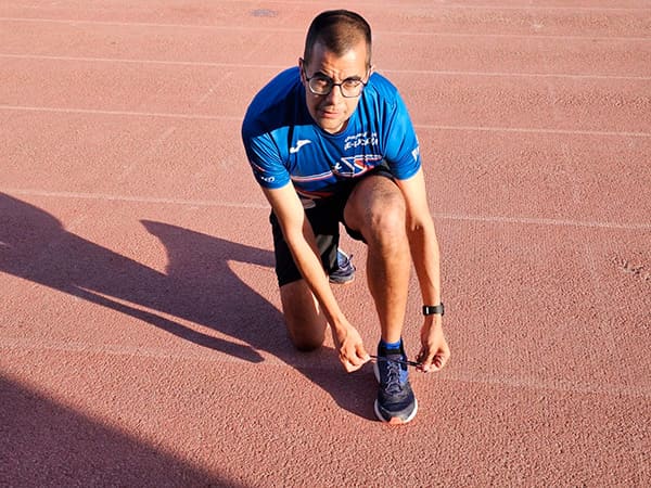 El atleta paralímpico Lorenzo Albaladejo vuelve a calzarse las zapatillas tras ser diagnosticado con una enfermedad rara
