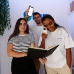 Una lupa inteligente que «habla» lee textos e imágenes para personas con baja visión