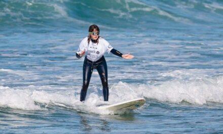Una asturiana ciega bicampeona del mundo de surf adaptado reivindica más apoyos para este deporte