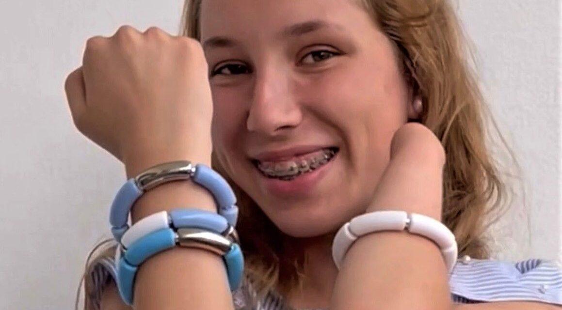 Una adolescente logra costearse una mano biónica con la venta de pulseras que hace con una sola mano