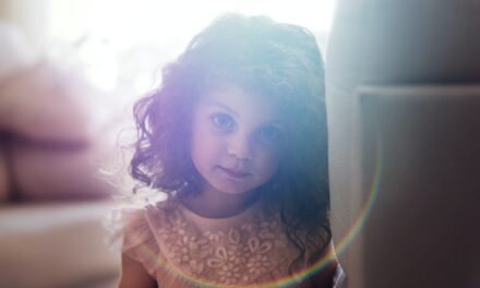 El razonamiento lógico natural existe en los niños antes de que aprendan a hablar