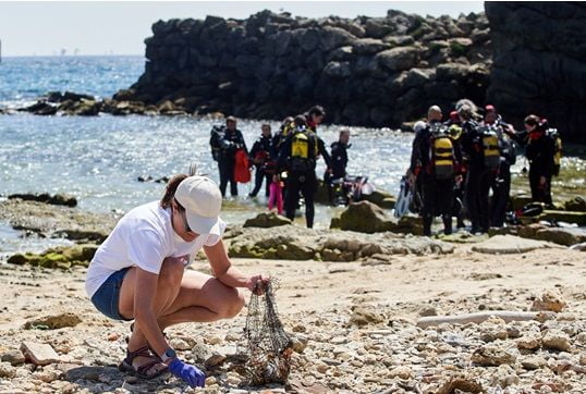Miles de voluntarios recogen basuraleza en más de 300 playas y mares de España