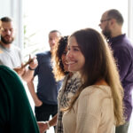 Un experto en comunicación interpersonal propone crear áreas de conversación en la calle para acabar con la incomunicación del móvil