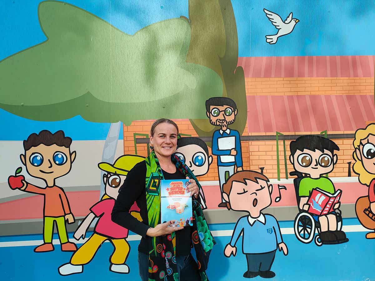 Martina Cangarova autora del libro Juguetes de los Superhéroes
