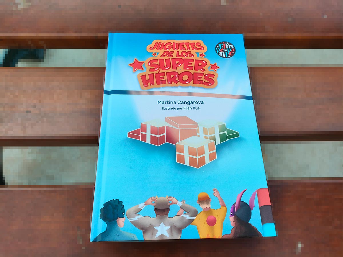 Juguetes de los Superhéroes: Un cuento dirigido a niños y niñas de 7 a 10 años lleno de valores como gratitud y trabajo en equipo.