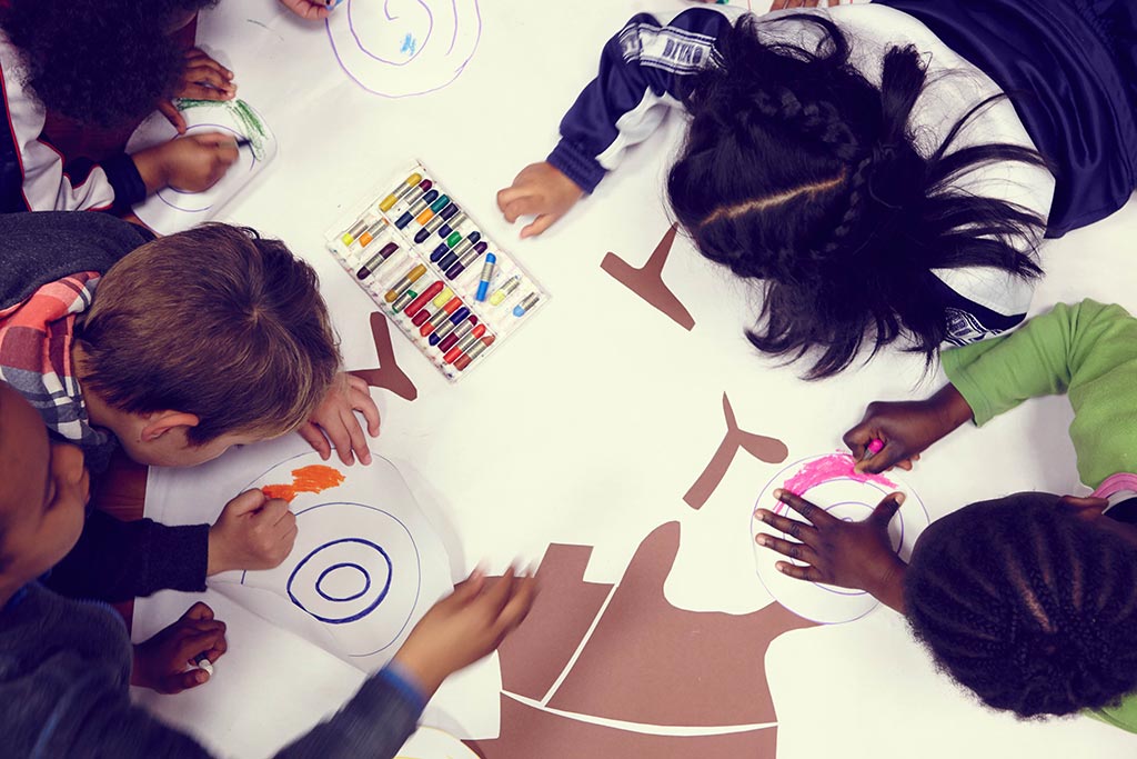 Además de potenciar las capacidades de los y las menores por medio del refuerzo escolar, se trabajan otros aspectos