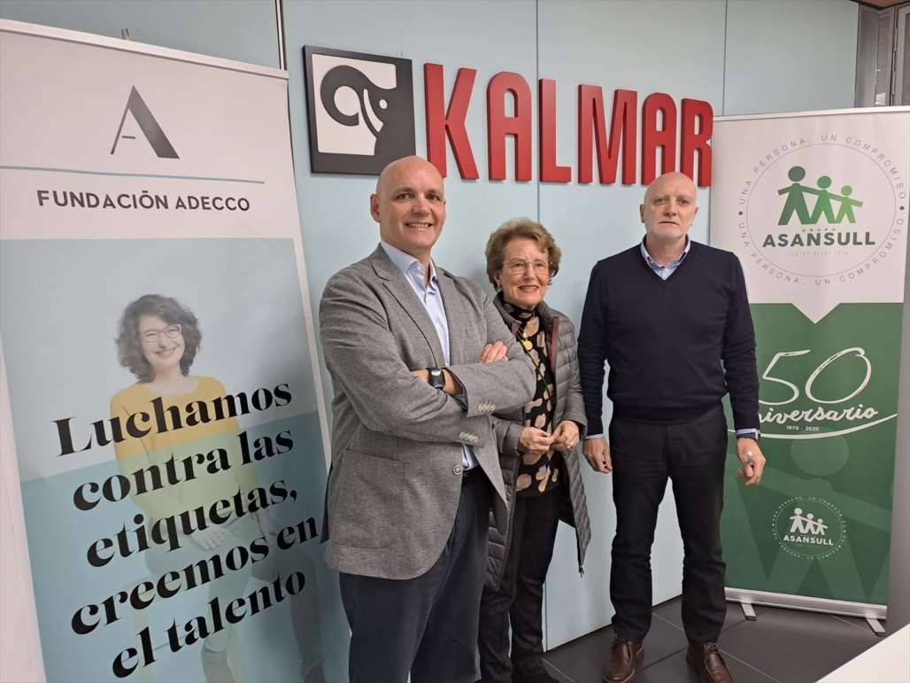 Al acto han asistido José Jesús Corral, director de Recursos Humanos de Kalmar; Mª Carmen Portillo, gerente de APADIS; Mª Luisa Escribano, presidenta de ASANSULL; y Miguel Ángel de Pedro, director regional de la Fundación Adecco en Andalucía Oriental.