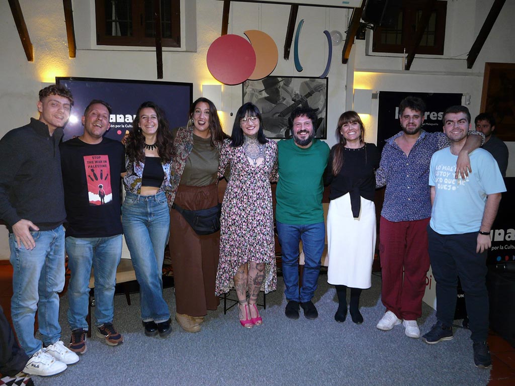 Como sorpresa, la charla contó con la actuación especial del grupo malagueño Changüei que sorprendió a todo el público por su buen gusto interpretando preciosos temas con un toque aflamencado.