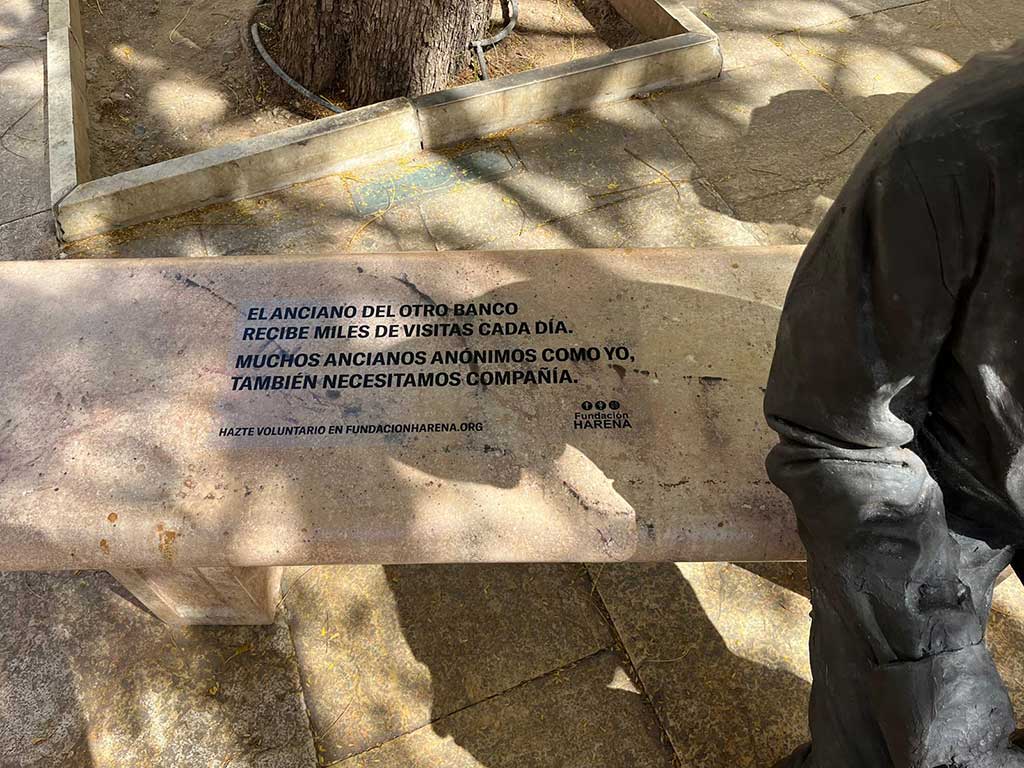 La escultura de Picasso recibe miles de visitas cada día en su banco, mientras que más de 74.000 personas mayores de 65 años en Málaga y provincia están solas en sus casas