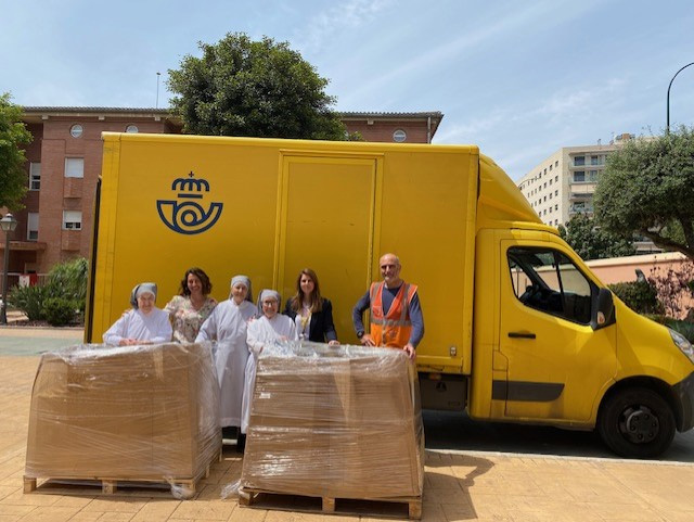 Ayuda humanitaria de empleados de Correos a las Hermanitas de los Pobres de Málaga