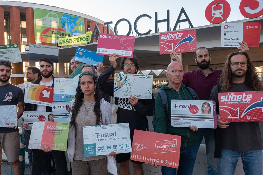 Greenpeace despliega una pancarta gigante en Atocha para reclamar un abono único de transportes