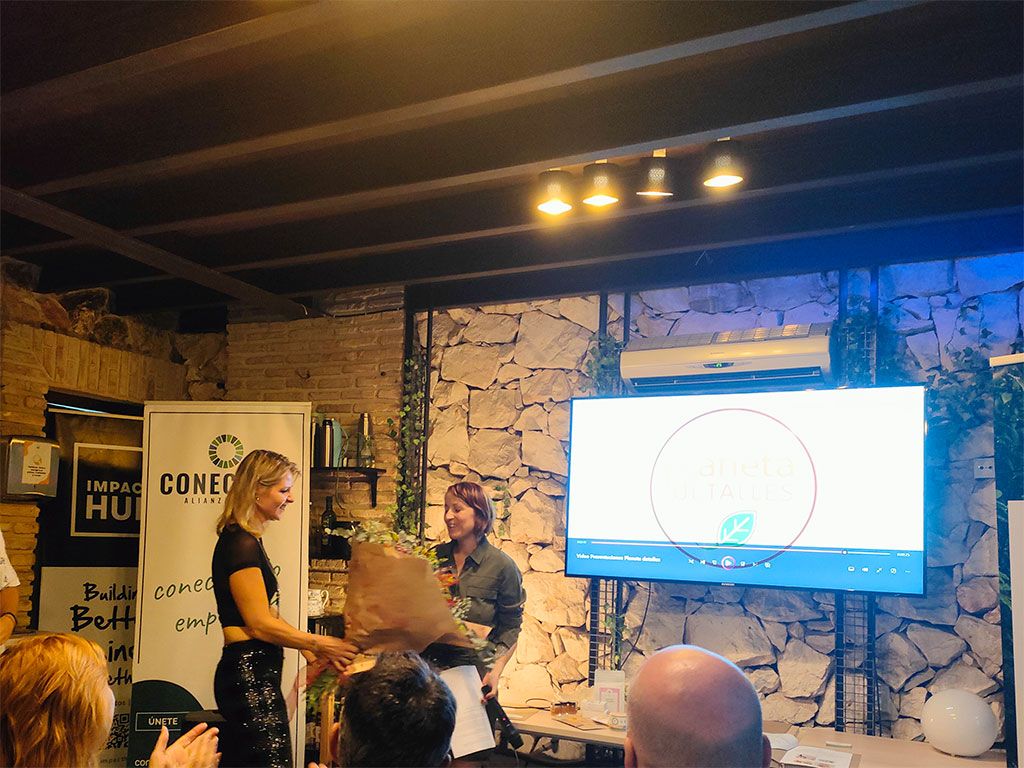 Helen sorprende a Timi con un ramo de flores durante la presentación