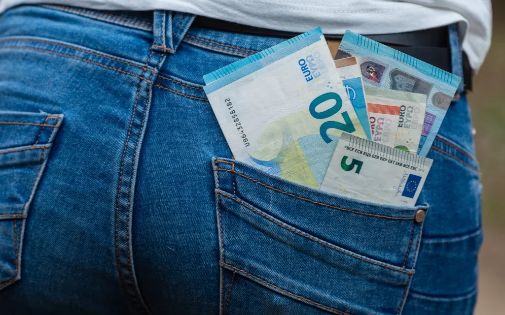 Un bolsillo feliz lleno de dinero