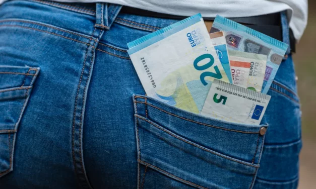 Un bolsillo feliz lleno de dinero