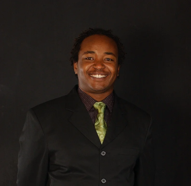 David Cameron Gikandi, autor del bestseller "Un bolsillo feliz lleno de dinero"