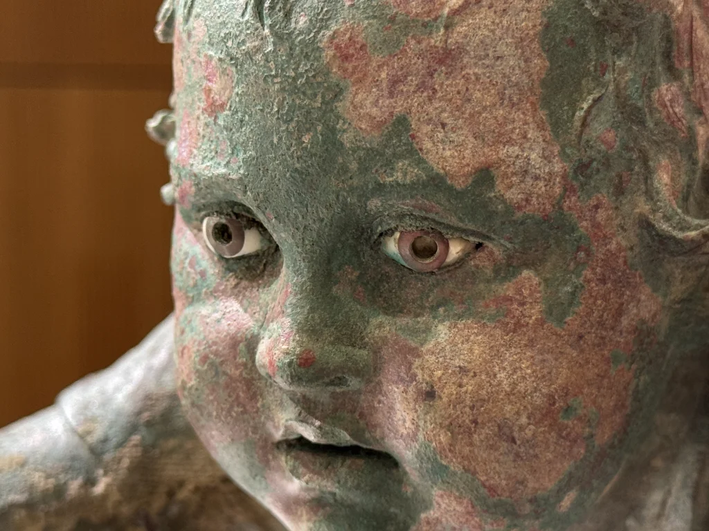 Las esculturas romanas representan a dos niñas de corta edad persiguiendo sendas perdices