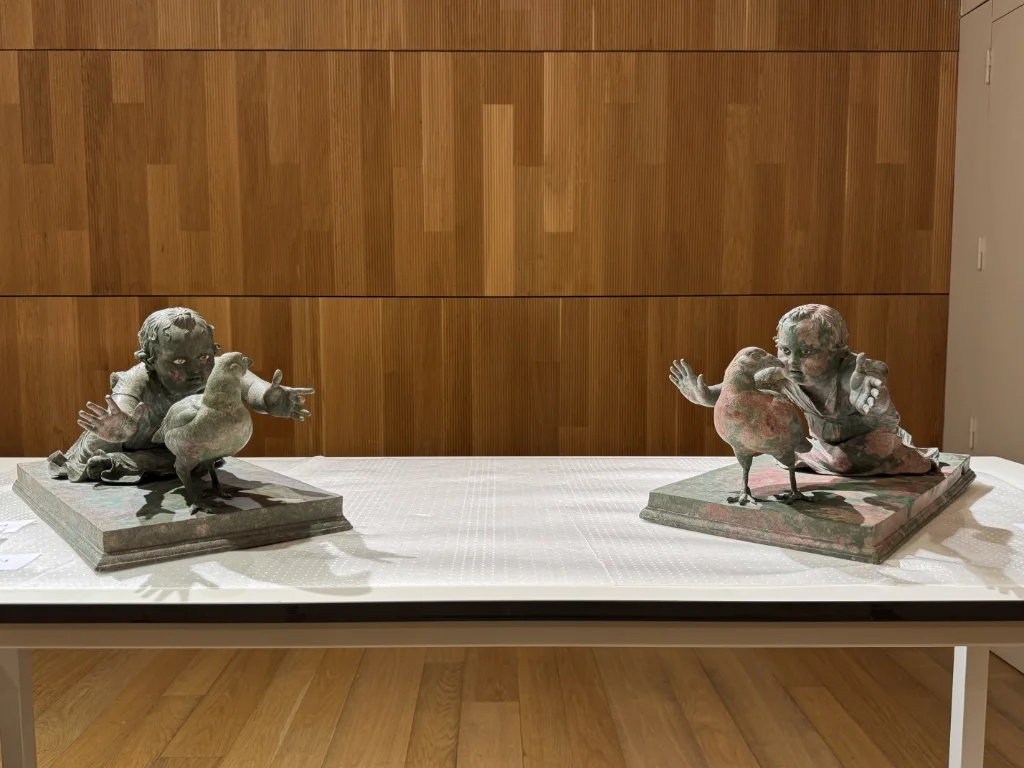 Las esculturas romanas representan a dos niñas de corta edad persiguiendo sendas perdices