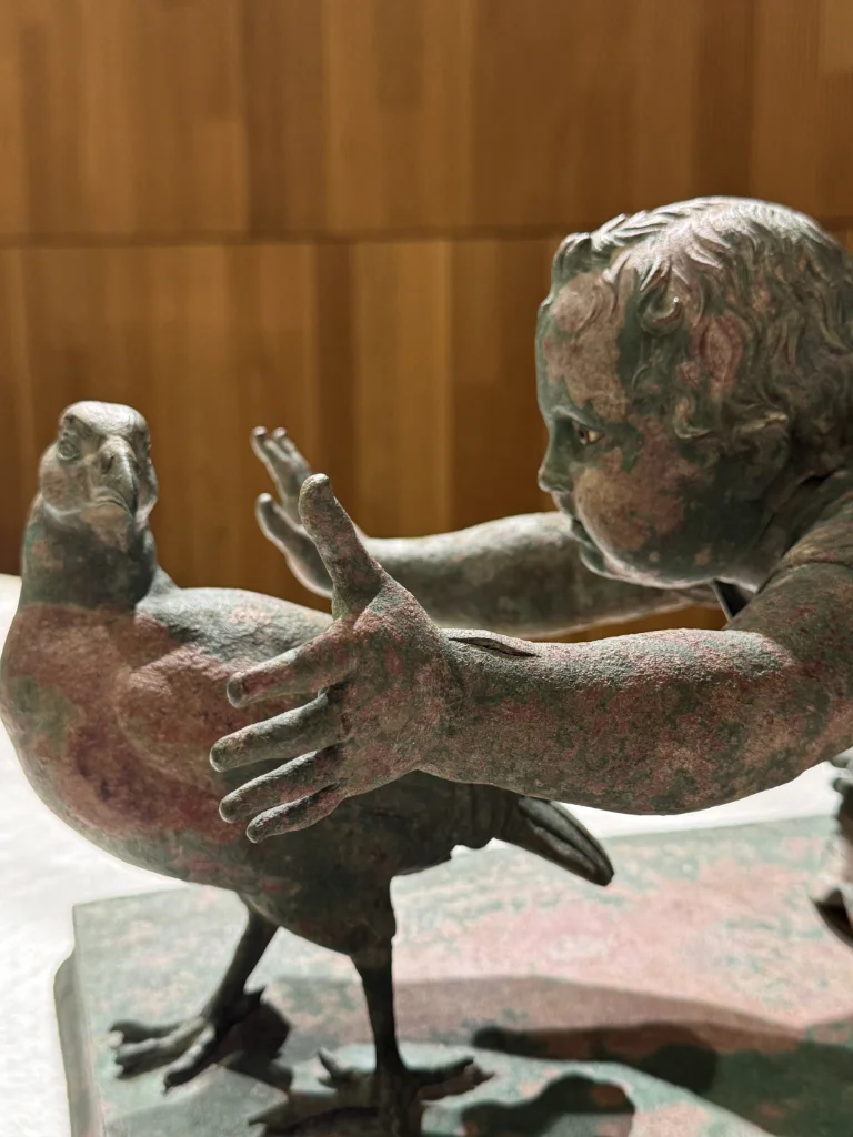 Las esculturas romanas representan a dos niñas de corta edad persiguiendo sendas perdices